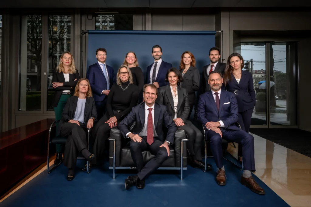 Équipe Wilhelm Avocats devant l'étude à Lausanne