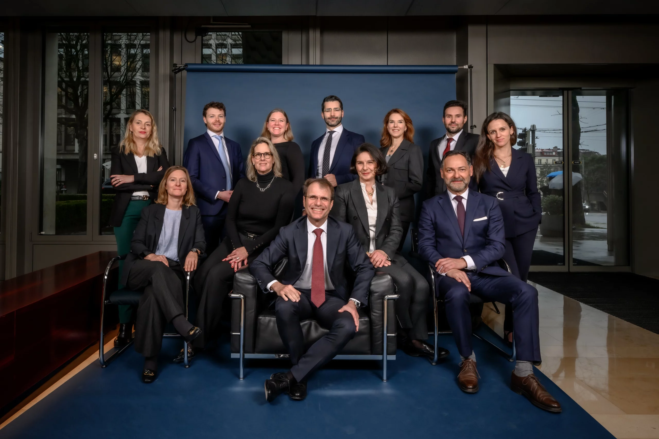 Équipe Wilhelm Avocats devant l'étude à Lausanne