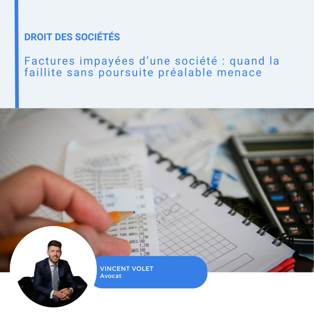 Visuel sur les factures impayées et la faillite, avec une calculatrice et un portrait légendé Vincent Volet.